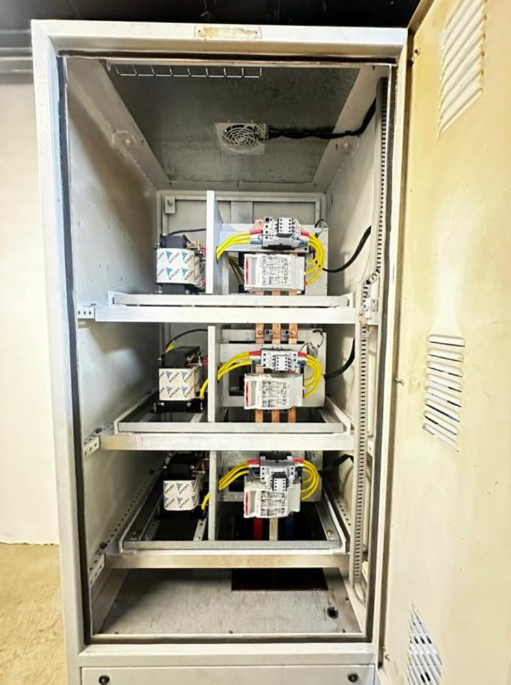 Detuned-reactor capacitor bank for power factor correction